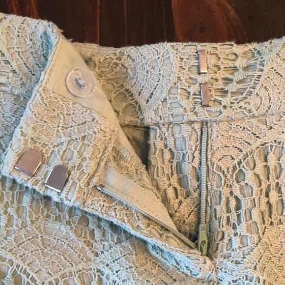 ☀️LOFT 4” Lace Crochet Shorts - Picture 4 of 8